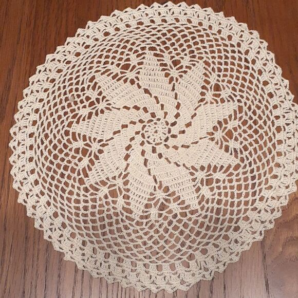 4 pc bundle vtg. Ecru Crocheted pinwheel design 9-10" doilies. - Picture 2 of 9